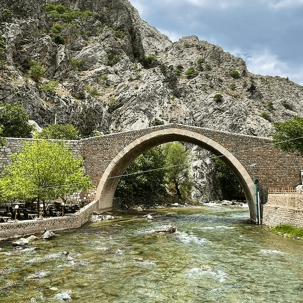 Pozantı’da hızlı müdahale eden elektrikçi.