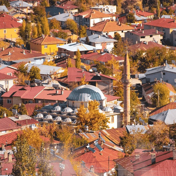 Tufanbeyli’de hızlı müdahale sunan elektrikçi.